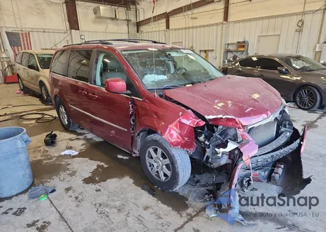 2010 Chrysler Town & Country Touring Plus из США, поврежденный, VIN 2A4RR8DX4AR495033